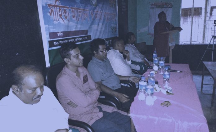 বৃষ্টি, বজ্রপাত ও বৈরী আবহাওয়া উপেক্ষা করে যশোরের চৌগাছায় সাহিত্য সমাহার এর উদ্যোগে সাহিত্য আলোচনা ও কবিতা পাঠের আসর অনুষ্ঠিত হয়েছে। ২৯ সেপ্টেম্বর শুক্রবার বিকালে আড়পাড়া সরকারি প্রাথমিক বিদ্যালয়ের কক্ষে এই আলোচনা ও কবিতা পাঠের আসর অনুষ্ঠিত হয়। সাহিত্য সমাহার এর সভাপতি কবি শামীম হোসেনের সভাপতিত্বে এবং প্রতিষ্ঠাতা কবি আবু রাসেলের সঞ্চালনায় সমকালীন সাহিত্য, ভাবনা ও নির্মোহ সাতিহ্য বুনন নিয়ে বিশদ আলোচনা করেন চৌগাছা সরকারি কলেজের সাবেক অধ্যক্ষ প্রাবন্ধিক কবি জাহিদুর রহমান বকুল, পাকশিয়া কলেজের সহকারী অধ্যাপক কবি ও কলামিস্ট শেখ মাফিজুল ইসলাম, প্রাচ্যসংঘ যশোরের সাধারণ সম্পাদক কবি সাইদুর রহমান, সাহিত্য সভার পরিচালক কবি সেলিম রেজা সেলিম, প্রেসক্লাব চৌগাছার সাধারণ সম্পাদক শাহানুর আলম উজ্জ্বল, কবি ও কথাসাহিত্যিক এম এন এস তুর্কী,  সাপ্তাহিক চৌগাছার সম্পাদক খাজা ফজিল আইজ উজ্জ্বল প্রমূখ। এ সময় উপস্থিত ছিলেন বিশিষ্ট কবি মামুন আজাদ, আড়কান্দী আদর্শ মাধ্যমিক বিদ্যালয়ের সিনিয়র শিক্ষক আতিয়ার রহমান, কবি ও নাট্যকার জাফর ইকবাল রিপন, কবি ইলা দেওয়ান, ফারুক আহমেদ, আসাদুজ্জামান বর্ণচাষী, আব্দুর রহিম, আবু রায়হান ও আরাফাত খান তামিমসহ সাহিত্য প্রেমী ব্যক্তিবর্গ। আলোচনা সভা শেষে কবিতা পাঠের আসর অনুষ্ঠিত হয়