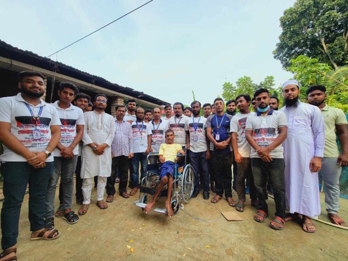 জন্মগত পঙ্গু-প্রতিবন্ধীকে হুইল চেয়ার প্রদান করলো 'চৌগাছা পরিবার' স্বেচ্ছাসেবী সংগঠন