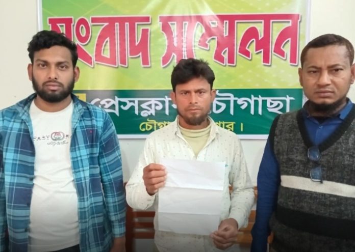 যশোরের চৌগাছায় ভুল সিজার অপারেশনে মৃত্যু পথযাত্রী প্রসূতি মা জিম। চৌগাছা পল্লবী ক্লিনিকে চিকিৎসকের ভুলে সিজারের স্থান থেকে তার সেলাই খুলে সেখানে ইনফেকশন হয়ে রক্ত-পুঁজ বের হচ্ছে। ডাক্তার বলেছেন ফুড়া হয়েছে। এমন অভিযোগ তুলে সোমবার (২৭ জানুয়ারী) দুপুরে প্রেসক্লাব চৌগাছায় সংবাদ সম্মেলন করেছেন জিম খাতুনের স্বজনরা। ভুক্তভোগী জিম খাতুন উপজেলার স্বরুপদাহ গ্রামের আলামিন হোসেনের স্ত্রী ও খোসালপুর চাপাতলা গ্রামের মোবারক আলীর মেয়ে। সংবাদ সম্মেলনে লিখিত বক্তব্য পাঠ করেন জিমের স্বামী আলামিন হোসেন। লিখিত বক্তব্যে তিনি বলেন, আমার স্ত্রী জিম খাতুনকে ২০২৪ সালের ৪ ডিসেম্বর সিজারের জন্য চৌগাছা পল্লবী ক্লিনিকে ভর্তি করি। পরে রাত ১১টার দিকে ডা. সহিউদ্দীন তাকে সিজার অপারেশন করেন। ৪দিন পর ১১হাজার টাকা নিয়ে তাকে রিলিজ করে দেন। কিছুদিন পর সেলাই কাটতে এসে দেখেন সিজারের স্থানে ইনফেকশন হয়েছে। ইনফেকশনের সমস্যার কথা বললে পল্লবী ক্লিনিকের মালিক মিজানুর রহমান বলেন, তার ফুঁড়া হয়েছে। ইনফেকশনের স্থানটি বারবার ড্রেসিং করলে ঠিক হয়ে যাবে। এদিকে রোগীর শারীরিক অবস্থা ক্রমেই অবনতি হচ্ছে। তার প্রসাবের রাস্তা দিয়ে পুঁজ ও সুতা বের হচ্ছে। ক্লিনিক মালিক মিজানুর রহমান বলছেন আবার ভর্তি হতে হবে। খরচ হবে প্রায় ২০ হাজার টাকা। তিনি লিখিত বক্তব্যে আরও বলেন, পরে আমরা সেখান থেকে চৌগাছা সরকারি মডেল হাসপাতালে যায়। সেখানে কর্তব্যরত গাইনী চিকিৎসক প্রতিমা ঘরাই বলেন, রোগীকে ভালো ক্লিনিক থেকে আলট্রসনা করে দেখতে হবে প্রকৃত বিষয়টি আসলে কি। আমরা রোগীকে যশোরে নিয়ে যায়। যশোর কুইন্স হাসপাতালে দেখালে সেখানে কর্তব্যরত চিকিৎসক বনি আমিন বলেন তাকে অপারেশন করা জরুরী। এতে খরচ হবে প্রায় ৩৫ হাজার টাকা। জিম বলেন, ডাক্তার আমাদের দোষ দেন। তাহলে এখানে সিজার করানো প্রায় সবারই কেন ইনফেকশন হলো ? সিজারের সময়ই প্রায় ২৫ হাজারের খরচ হয়েছে। ইনফেকশন হওয়ায় আবার অনেক ওষুধ খেতে হচ্ছে। কিন্তু এত টাকার সংস্থান করা তার দরিদ্র স্বামীর জন্য কঠিন। এক মাস ধরে চিকিৎসাধীন রয়েছেন তিনি। সংবাদ সম্মেলনে পল্লবী ক্লিনিকের বিরুদ্ধে আইনী ব্যবস্থা নেওয়ার দাবী তোলেন ভুক্তভোগী জিমের স্বজনরা।