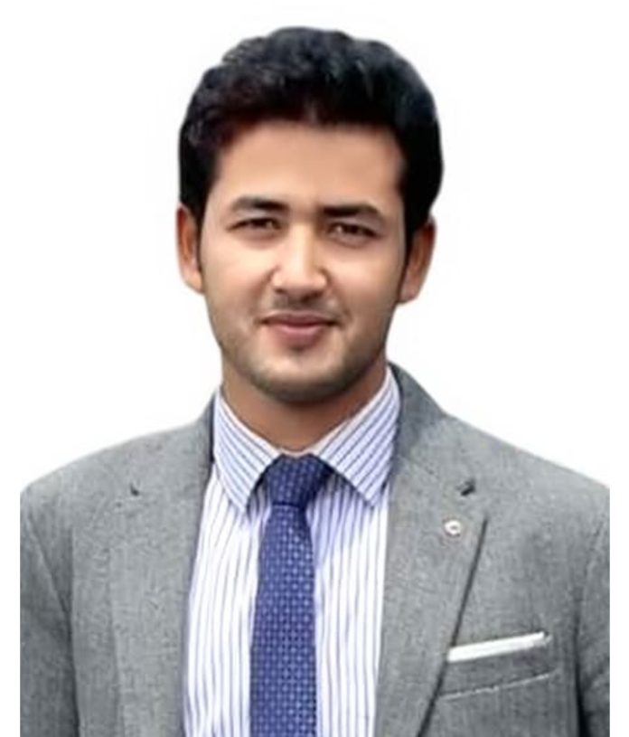 যশোর জেলার চৌগাছা উপজেলার সুলয়া গ্রামে অবস্থিত সলুয়া আদর্শ ডিগ্রি কলেজ এর গভর্নিং বডির সভাপতি মনোনীত হয়েছেন আফরা গ্রামের কৃতি সন্তান মৃত লোকমান হোসেনের পুত্র মোঃ আব্দুল্লাহ আল সাকিল ও সলুয়া গ্রামের কৃতি সন্তান  মোঃ সাহিদুর রহমান  বিদ্যোৎসাহী সদস্য হিসেবে মনোনীত হয়েছেন। কলেজ পরিচালনায় সার্বিক কার্যক্রম সুষ্ঠভাবে অব্যাহত রাখার স্বার্থে জাতীয় বিশ্ববিদ্যালয়ের ভাইস-চ্যান্সেলরের অনুমোদনক্রমে জাতীয় বিশ্ববিদ্যালয়ের কলেজ পরিদর্শক মোঃ আব্দুল হাই সিদ্দিক সরকার গভনিং বডির নতুন এ দুই প্রতিনিধির অনুমোদন দেন । কলেজের (ভারপ্রাপ্ত) অধ্যক্ষ মোঃ মোজাম্মেল  বিয়টি নিশ্চিত করেছেন। মোঃ আব্দুল্লাহ আল সাকিল ও  মোঃ সাহিদুর রহমান  যশোর জেলার চৌগাছা থানার অন্তর্গত সলুয়া আদর্শ ডিগ্রি কলেজের গভর্নিং বডির সভাপতি ও  বিদ্যোৎসাহী  নির্বাচিত হওয়ায় এলাকাবাসী তাদের কে শুভেচ্ছা ও অভিনন্দন জানিয়েছেন  এলাবাসীসহ কলেজের প্রাক্তন শিক্ষার্থী ও বিভিন্ন শ্রেণি- পেশার মানুষ। এক প্রতিক্রিয়ায় গভর্নিং বডির সভাপতি আব্দুল্লাহ আল সাকিল বলেন  আমাকে গভর্নিং বডির সভাপতি নির্বাচিত করায় আমি জাতীয় বিশ্ববিদ্যালয়ের ভিসিসহ সংশ্লিষ্ঠ কর্তৃপক্ষ কে বিশেষ ভাবে ধন্যবাদ জানাই। পাশাপাশি ঐতিহ্যবাহি সলুয়া আদর্শ  ডিগ্রি কলেজের হারানো সুনাম ফিরিয়ে আনার চেষ্ঠা করব। এছাড়াও কলেজের লেখা পড়ার গুণগত ও সময়োপযোগী  শিক্ষার মান এগিয়ে নিতে চেষ্ঠা করবো। এজন্য কলেজের শিক্ষক, অভিভাবক, শিক্ষার্থীসহ এলাবাসীর সহযোগিতা চাই।  আমি ও সাহিদুর রহমান আমরা দুই জনই এই কলেজের ছাত্র ছিলাম , আমরা জানি সবাই আমাদের থেকে কি চায়? আমরা চেষ্ঠা করব এলাবাসীর সেই আশা পূরণ করার।  উল্লেখ্য গত ৬-২-২৫ ইং তারিখে (INS02-4/00191/2017/0537/5450) স্মারকে জাতীয় বিশ্ববিদ্যালয়ের ভাইস-চ্যান্সেলরে অনুমোদনক্রমে জাতীয় বিশ্ববিদ্যালয়ের কলেজ পরিদর্শক মোঃ আব্দুল হাই সিদ্দিক সরকার স্বাক্ষরিত এক চিঠিতে (সংশোধন) সংবিধি ২০১৯ এর ৭নং ধারার ক্ষমতা বলে অত্র কলেজের এডহক কমিটির সভাপতি মোঃ আব্দুল্লাহ আল সাকিল এর মনোনয়ন পরিবর্তন পূর্বক তদ্স্থলে সভাপতি হিসেবে এ্যাডভোকেট মোঃ আলীবুদ্দীন খান এবং বিদ্যোৎসাহী সদস্য মোঃ সাহিদুর রহমান এর মনোনয়ন পরিবর্তন পূর্বক তদ্স্থলে  বিদ্যোৎসাহী সদস্য হিসেবে মোঃ সাজ্জাদ হোসেন কে মনোনয়ন দেওয়া হয়। সেটা পরিবর্ত  করে আজ ৯/২/২৫ইং (রবিবার) তারিখে (INS02-4/00191/2017/0537/5472) স্মারকে  (সংশোধন) সংবিধি ২০১৯ এর ৭নং ধারার ক্ষমতা বলে   আবারও জাতীয় বিশ্ববিদ্যালয়ের ভাইস-চ্যান্সেলরে অনুমোদনক্রমে জাতীয় বিশ্ববিদ্যালয়ের কলেজ পরিদর্শক মো আব্দুল হাই সিদ্দিক সরকার স্বাক্ষরিত এক চিঠিতে  মোঃ আব্দুল্লাহ আল সাকিল কে সভাপতি ও মোঃ সাহিদুর রহমান কে  বিদ্যোৎসাহী সদস্য হিসেবে পূনরায়  মনোনয়ন দিয়েছেন।